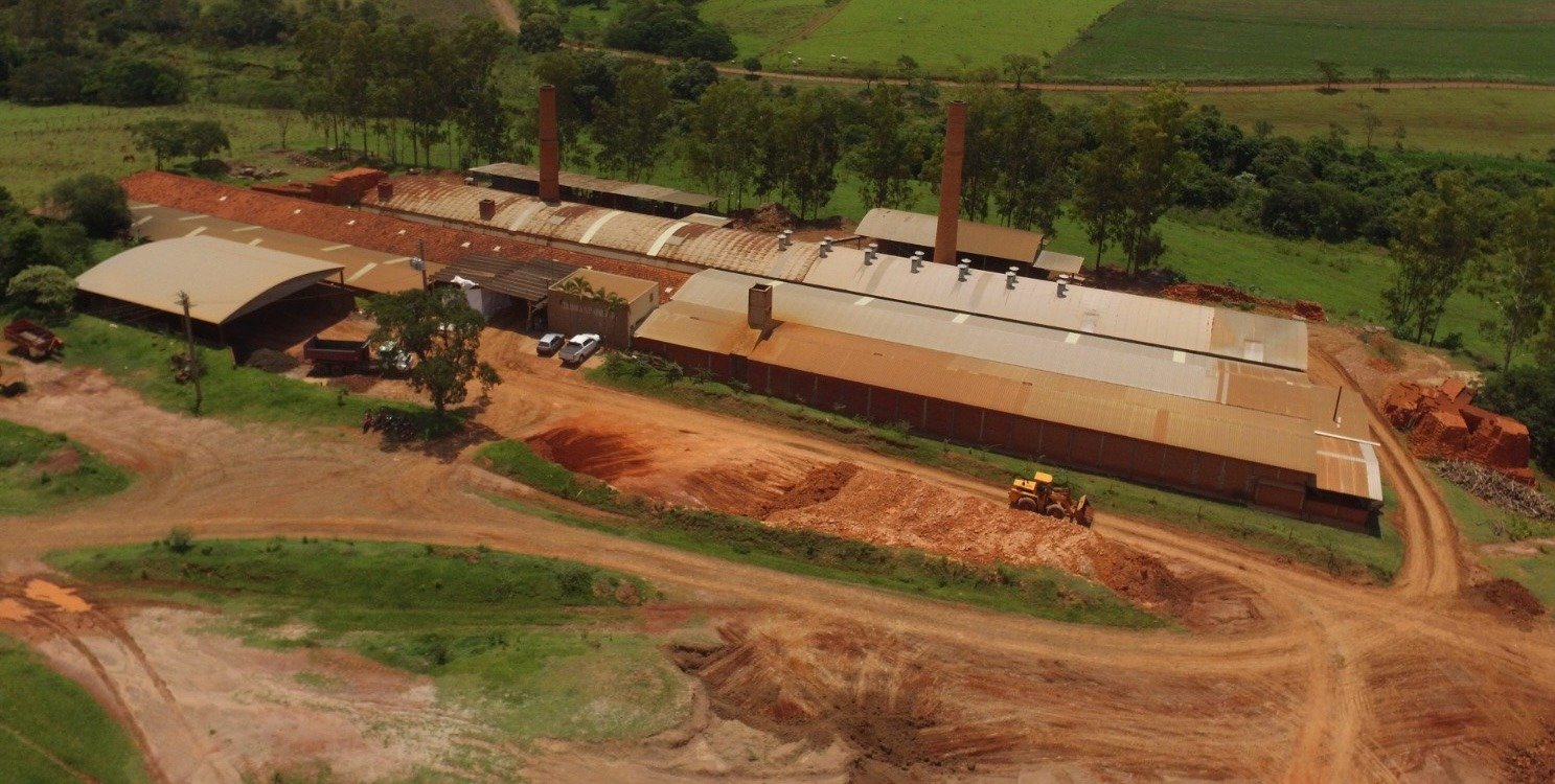 Vista aérea da fábrica e área rural